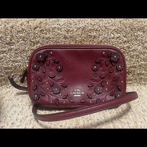 🆕 Coach - Willow Tea Rose Applique Crossbody Clutch